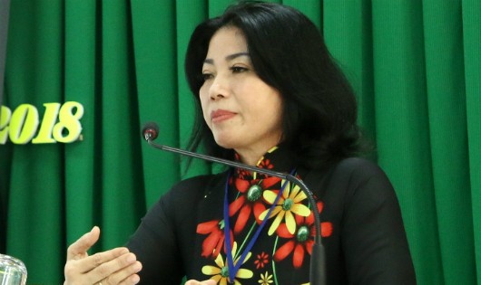 Bà Trần Thị Xuân – Phó trưởng Ban An toàn giao thông TP Cần Thơ tuyên truyền kiến thức đảm bảo trật tự an toàn giao thông cho hơn 130 hội viên Hội Nông dân.