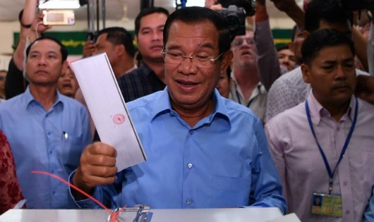 Thủ tướng Samdech Techo Hun Sen (giữa), Chủ tịch đảng Nhân dân Campuchia (CPP) cầm quyền bỏ phiếu tại điểm bầu cử ở Phnom Penh ngày 29/7. (Nguồn: AFP/TTXVN)