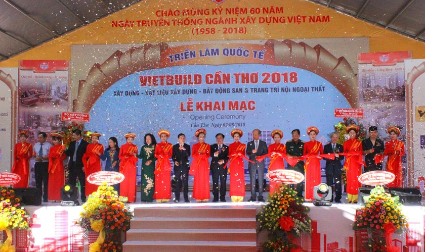 Lãnh đạo và đại biểu cắt băng khai mạc triển lãm.