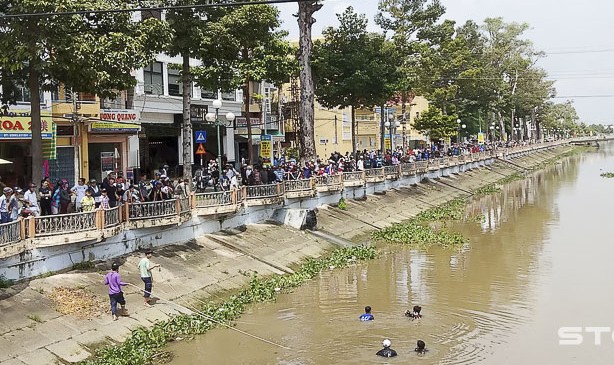 Lực lượng chức năng đang tìm kiếm thi thể cháu Quyên. Ảnh: Báo Sóc Trăng.