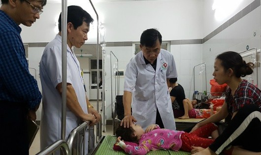 TS Nguyễn Khắc Hiền, Giám đốc Sở Y tế Hà Nội thăm hỏi, động viên bệnh nhân.