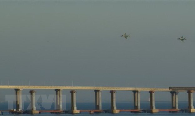 Máy bay Nga bay qua cầu Crimea trên Eo biển Kerch (nối giữa biển Azov và Biển Đen), nơi xảy ra vụ va chạm giữa tàu tuần dương Nga và tàu hải quân Ukraine ngày 25/11/2018. (Ảnh: AFP/TTXVN)