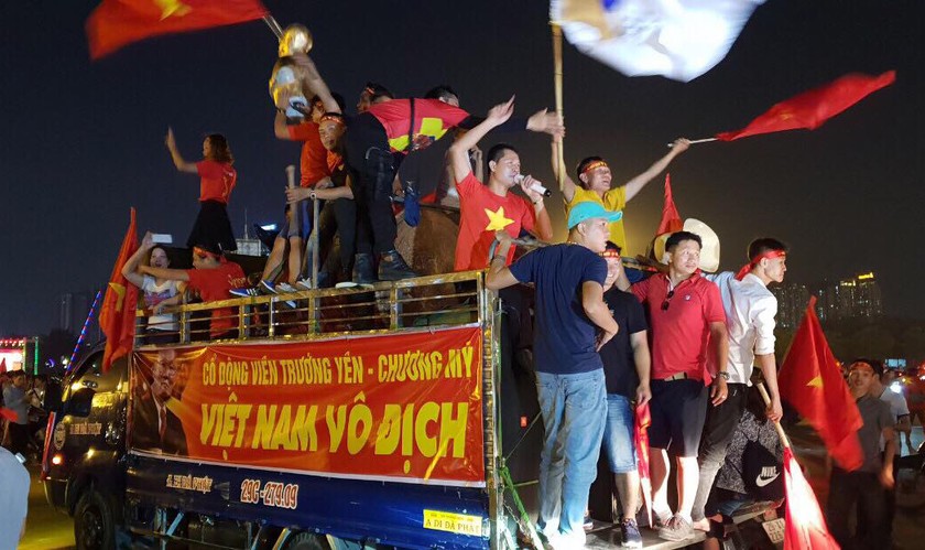 Quốc kỳ nhuộm đỏ đường Hà Nội trước trận Việt Nam - Philippines