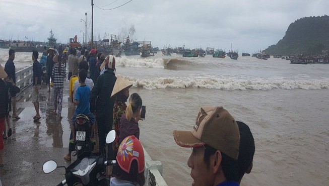 Những cột sóng biển lớn đã đánh đứt dây, chìm 8 tàu cá, hơn 16 xuồng đò của người dân địa phương.