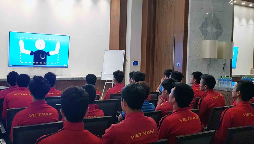 Điều ít biết về trợ lý đặc biệt của trọng tài trận tứ kết Việt Nam - Nhật Bản