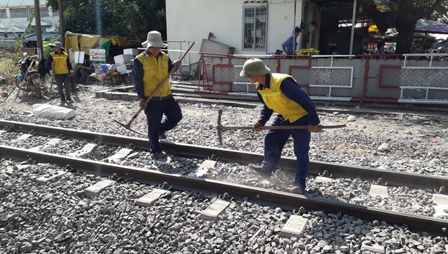 Trật bánh tàu chở khách trong đêm, loạt chuyến Nam - Bắc chậm giờ