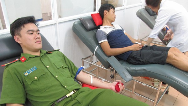 Cảnh sát cơ động tỉnh Gia Lai tham gia hiến máu cứu bệnh nhi. Ảnh: Cổng thông tin Bộ Công an.