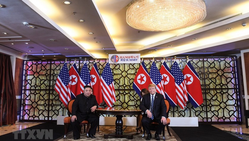 Tổng thống Mỹ Donald Trump (phải) và Chủ tịch Triều Tiên Kim Jong-un trong cuộc gặp riêng tại ngày làm việc thứ hai của Hội nghị thượng đỉnh Mỹ-Triều lần hai ở Hà Nội, ngày 28/2/2019. (Nguồn: AFP/TTXVN)