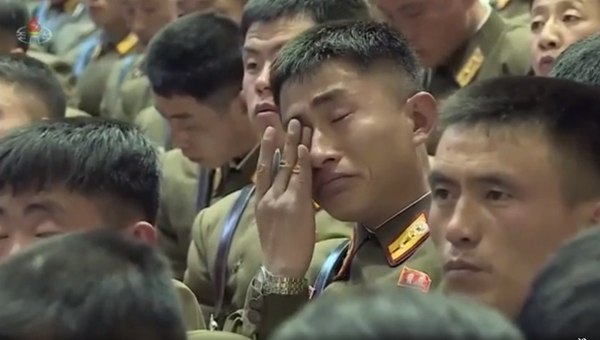 Sĩ quan Triều Tiên khóc khi ông Kim Jong-un phát biểu tại hội nghị ở Bình Nhưỡng hôm 25-26/3. Video: ExploreDPRK.
