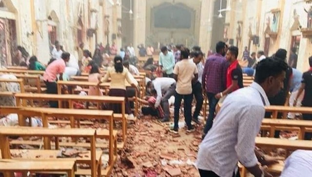 Cảnh đổ nát bên trong nhà thờ Sri Lanka bị tấn công ngày 21/4. (Ảnh: AFP)