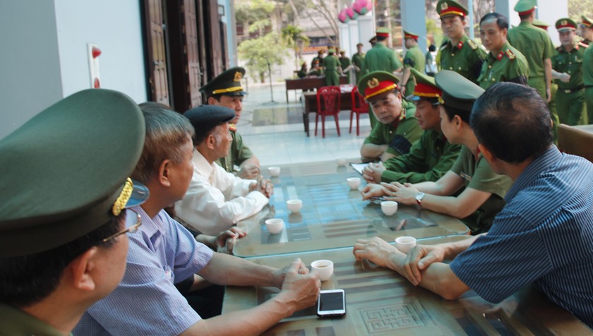 Đại diện lãnh đạo CATP Hà Nội chia buồn, động viên gia đình Đại úy Phạm Đức Chung. 