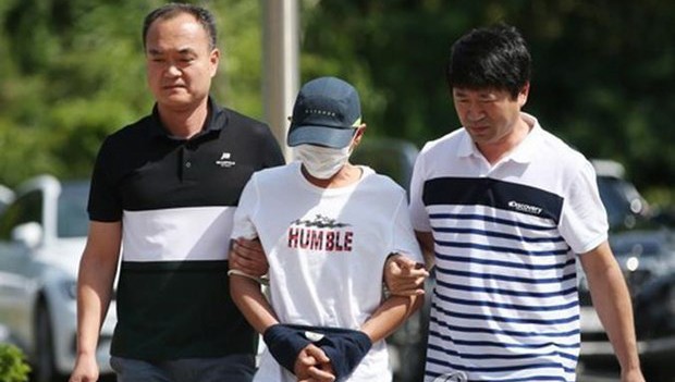 Nghi phạm bạo hành vợ người Việt là chị L.N.T.G bị áp giải ra tòa án thành phố Gwangju, tỉnh Nam Jeollan hôm 8/7. (Ảnh: Yonhap)