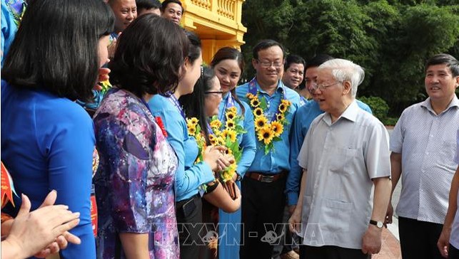 Hình cảnh Tổng Bí thư, Chủ tịch nước gặp mặt đại biểu công đoàn tiêu biểu