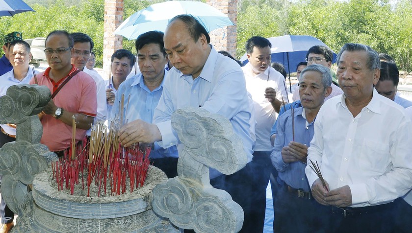 Thủ tướng Nguyễn Xuân Phúc đến dâng hương, hoa tri ân các anh hùng liệt sĩ tại Đền thờ liệt sĩ Núi Quế, tỉnh Quảng Nam. Ảnh: VGP