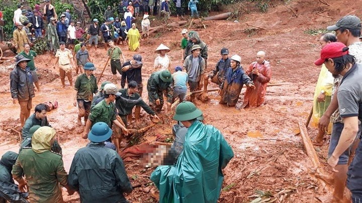 Lực lượng chức năng nỗ lực tìm kiếm các nạn nhân tại hiện trường vụ sạt lở. Ảnh: Báo Giao thông.