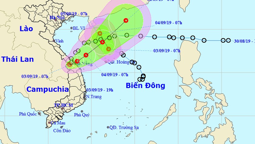 ATNĐ vào bờ 'trút' mưa lớn hầu khắp miền Trung, ATNĐ trên biển 'đẩy' sóng cao 2-4m 