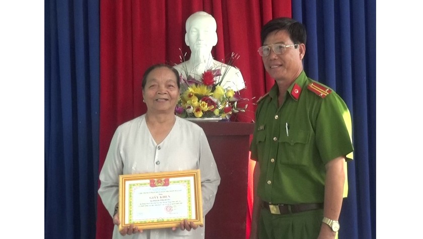 Bà Phạm Thị Đồng nhận Giấy khen của Chủ tịch UBND thị trấn Núi Sập.