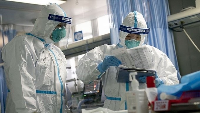 Nhân viên y tế kiểm tra hồ sơ chẩn đoán bệnh của người bệnh tại Bệnh viện Trung Nam thuộc Đại học Vũ Hán, Trung Quốc, ngày 24/1. (Ảnh: Tân Hoa xã)