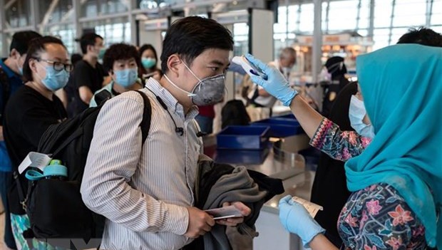 Kiểm tra thân nhiệt tại sân bay quốc tế Kuala Lumpur, Malaysia. (Nguồn: AFP/TTXVN)