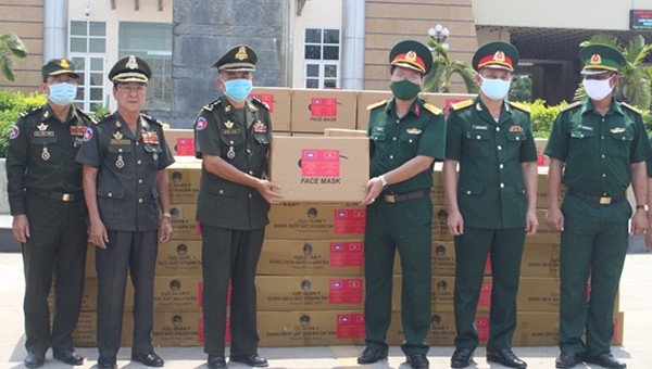 Bộ Quốc phòng tặng quà quý hiếm cho quân đội Campuchia chống dịch Covid - 19