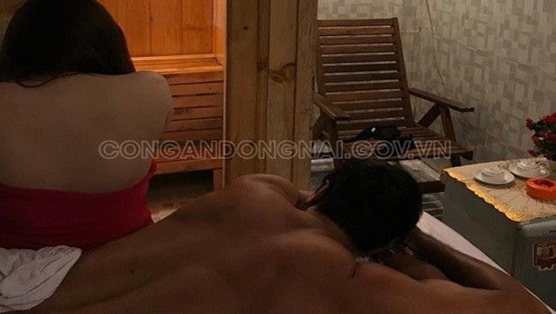 Bắt quả tang tiếp viên massage không nội y phục vụ khách khỏa thân 'vui tới bến' 