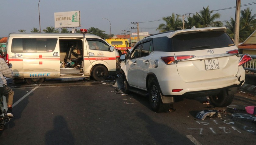 Tai nạn xảy ra trên cầu Cai Lậy (Quốc lộ 1) thuộc địa bàn thị xã Cai Lậy (Tiền Giang) sáng mùng 2 Tết Tân Sửu. Ảnh: TTXVN