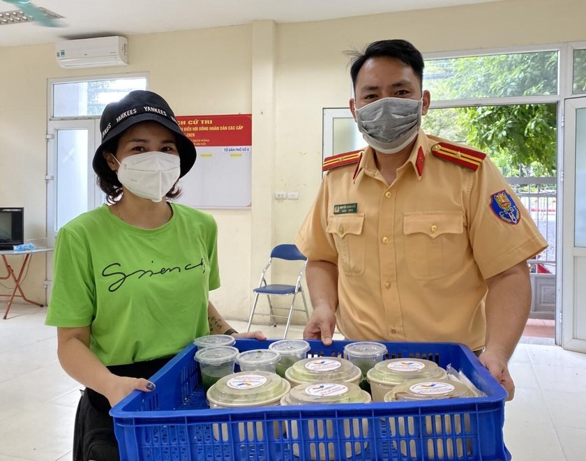 Cả xóm nấu cơm tặng tuyến đầu chống dịch ở Hà Nội