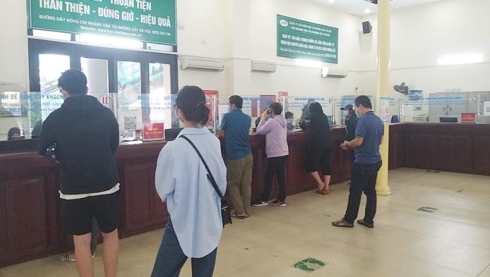 Hành khách đảm bảo giãn cách khi đến mua vé tại ga Hà Nội. Ảnh: Đường sắt Việt Nam.