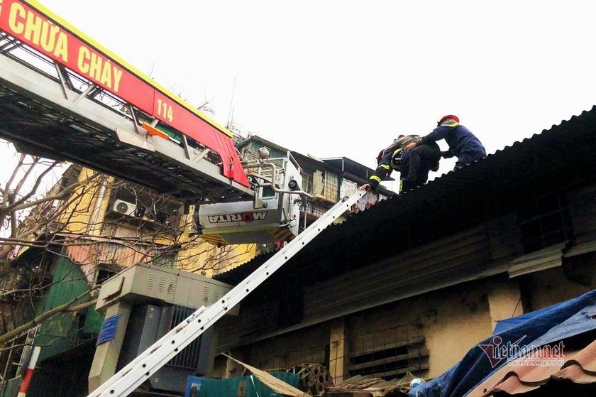 Cháy nhà trong ngõ sâu ở Hà Nội, bé gái mắc kẹt trên tầng tum