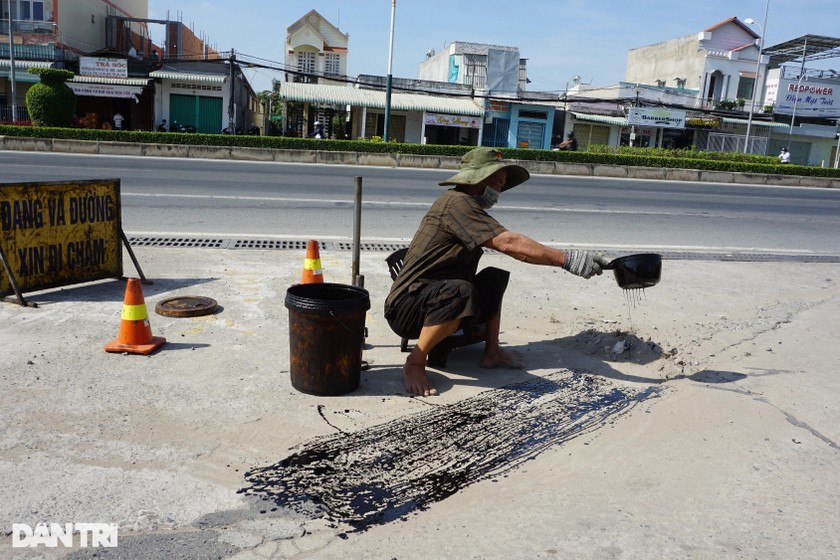 'Triết lý bí mật' của người đàn ông tật nguyền ngày ngày lê chân vá đường