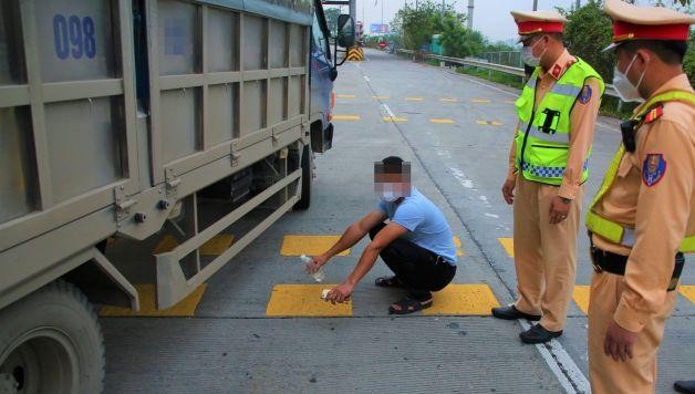 Tài xế Nguyễn Văn H. chây ì không chịu cân tải trọng. Ảnh: Cục CSGT