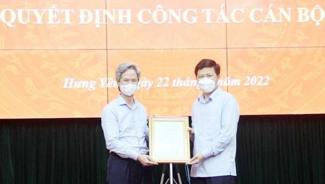 Ông Trần Quốc Toản, Phó Bí thư Thường trực Tỉnh ủy, Chủ tịch HĐND tỉnh Hưng Yên trao quyết định chuẩn y ông Đào Hồng Vận giữ chức Ủy viên Ban Thường vụ Tỉnh ủy Hưng Yên. Ảnh: Chinhphu.vn