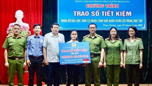 Nguyễn Thị Trâm Oanh nhận quà hỗ trợ từ Cảnh sát hình sự Công an tỉnh Thanh Hóa. Ảnh: Công an tỉnh Thanh Hóa.