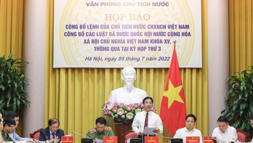 Phó Chủ nhiệm Văn phòng Chủ tịch nước Phạm Thanh Hà Công bố Lệnh của Chủ tịch nước về các luật đã được thông qua Ảnh: Văn phòng Chủ tịch nước.