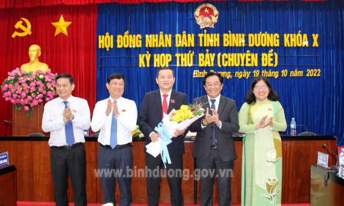 Các lãnh đạo tỉnh Bình Dương tặng hoa cho ông Phạm Văn Chánh. Ảnh: Cổng thông tin điện tử tỉnh Bình Dương.