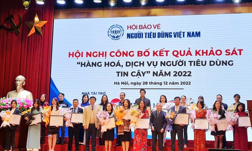 Ban tổ chức chương trình khảo sát đã trao Giấy chứng nhận “Hàng hóa, dịch vụ người tiêu dùng tin cậy” năm 2022 cho top 50 và top 100 các hàng hoá, dịch vụ được người tiêu dùng tin cậy năm 2022.