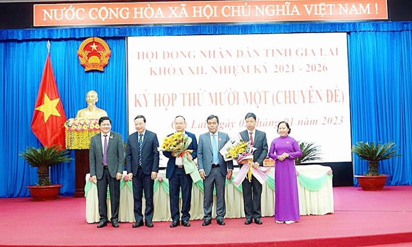 Ông Nguyễn Hữu Quế (thứ hai từ phải sang) và ông Dương Mah Tiệp (thứ ba từ trái sang) là 2 tân Phó Chủ tịch UBND tỉnh khóa XII (nhiệm kỳ 2021-2026).