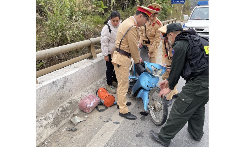 Lực lượng tuần tra nhiệt tình giúp đỡ người tham gia giao thông có phương tiện bị hư hỏng.