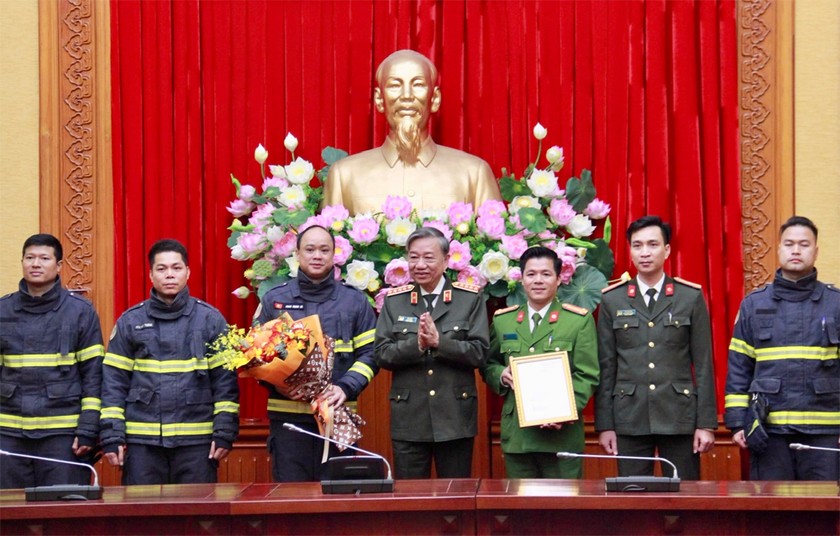 Đại tướng Tô Lâm, Bộ trưởng Bộ Công an chụp ảnh cùng đại diện đoàn công tác trước khi đoàn sang làm nhiệm vụ tại Thổ Nhĩ Kỳ.