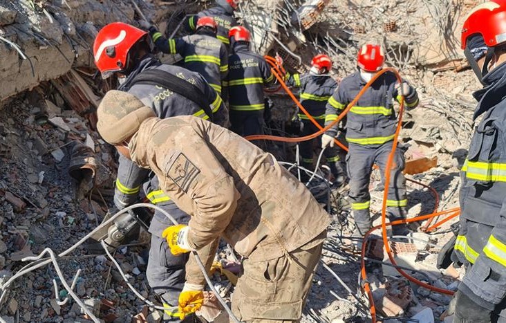 Cán bộ, chiến sỹ Công an Việt Nam tích cực, khẩn trương tìm kiếm sự sống trong đống đổ nát ở Thổ Nhĩ Kỳ. Ảnh: Bộ Công an.