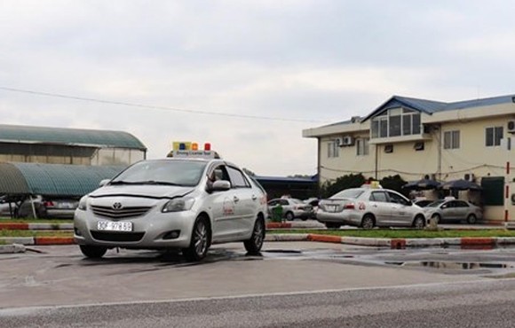 Học viên thi sát hạch lái xe trong sa hình tại một trung tâm đào tạo, sát hạch lái xe của Hà Nội. (Ảnh: Việt Hùng/Vietnam+)