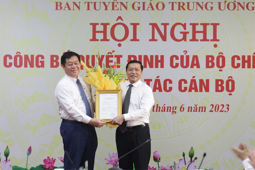 Trưởng ban Tuyên giáo Trung ương Nguyễn Trọng Nghĩa trao Quyết định và chúc mừng Tiến sĩ Lại Xuân Môn, tân Chủ tịch Hội đồng Khoa học các cơ quan Đảng Trung ương.