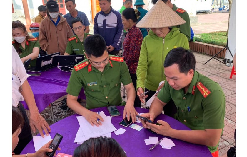 Hà Tĩnh vào cuộc quyết liệt hướng dẫn người dân cài đặt tài khoản định danh điện tử. 