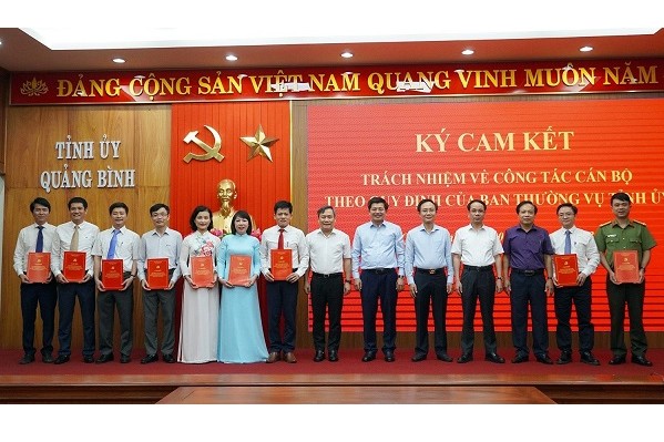 Ông Vũ Đại Thắng, Bí thư Tỉnh ủy Quảng Bình trao quyết định cho các cán bộ được hiệp y, điều động, bổ nhiệm.