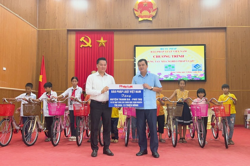 Nhà báo Vũ Đình Tiến trao biển tượng trưng 10 chiếc xe đạp cho huyện Thanh Ba (Ảnh: Phùng Thị Hiền Anh)