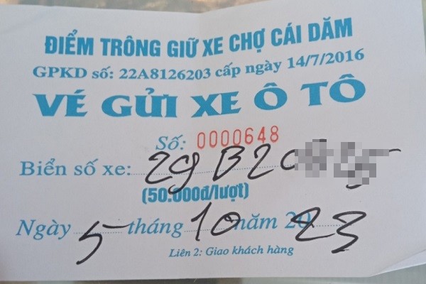 Hộ kinh doanh Lê Xuân Ngát tự in để thu giá các phương tiện vào gửi đỗ xe tại điểm chợ Cái Dăm.