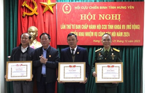Trao bằng khen của Trung ương Hội CCB Việt Nam tặng các cá nhân có thành tích xuất sắc.