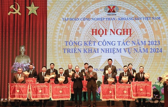 Tập đoàn Công nghiệp Than - Khoáng sản Việt Nam tặng Cờ thi đua cho các đơn vị xuất sắc dẫn đầu phong trào thi đua năm 2023, Công ty CP Than Hà Lầm – Vinacomin vinh dự là một trong 12 tập thể được TKV khen thưởng. 