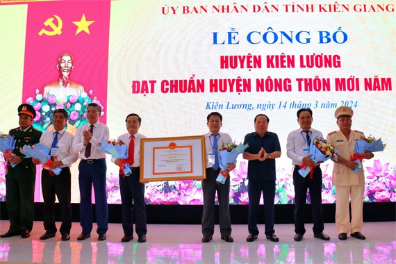 Ông Mai Văn Huỳnh - Phó Bí thư thường trực Tỉnh ủy, Chủ tịch HĐND tỉnh Kiên Giang và ông Nguyễn Lưu Trung - Phó Chủ tịch UBND tỉnh Kiên Giang trao quyết định công nhận huyện Kiên Lương đạt chuẩn nông thôn mới năm 2022.