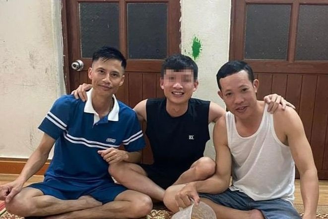 Anh Trần Văn N. người được cứu nạn (ngồi giữa ) cùng với hai anh Phạm Văn Vinh (bên phải) và anh Đoàn Văn Cường (bên trái).